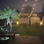 Linda Casa Com Amplo Jardim!