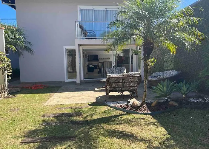 Linda Casa Com Amplo Jardim!