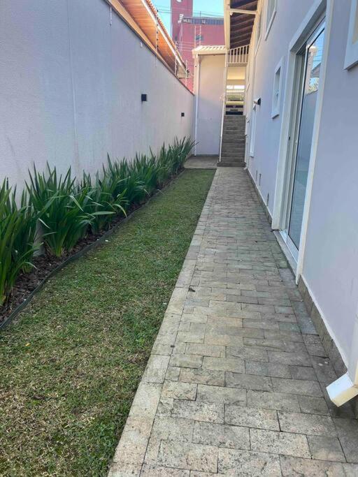 Linda Casa Com Amplo Jardim! * Curitiba