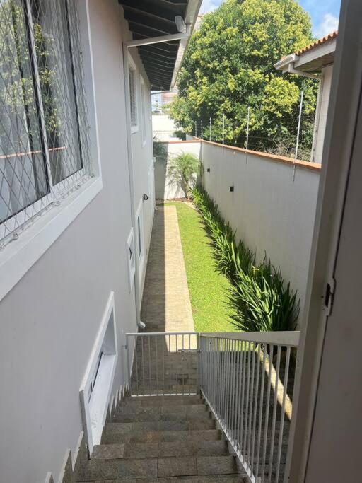 Linda Casa Com Amplo Jardim!