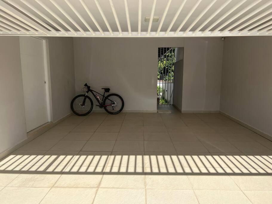Linda Casa Com Amplo Jardim! Curitiba